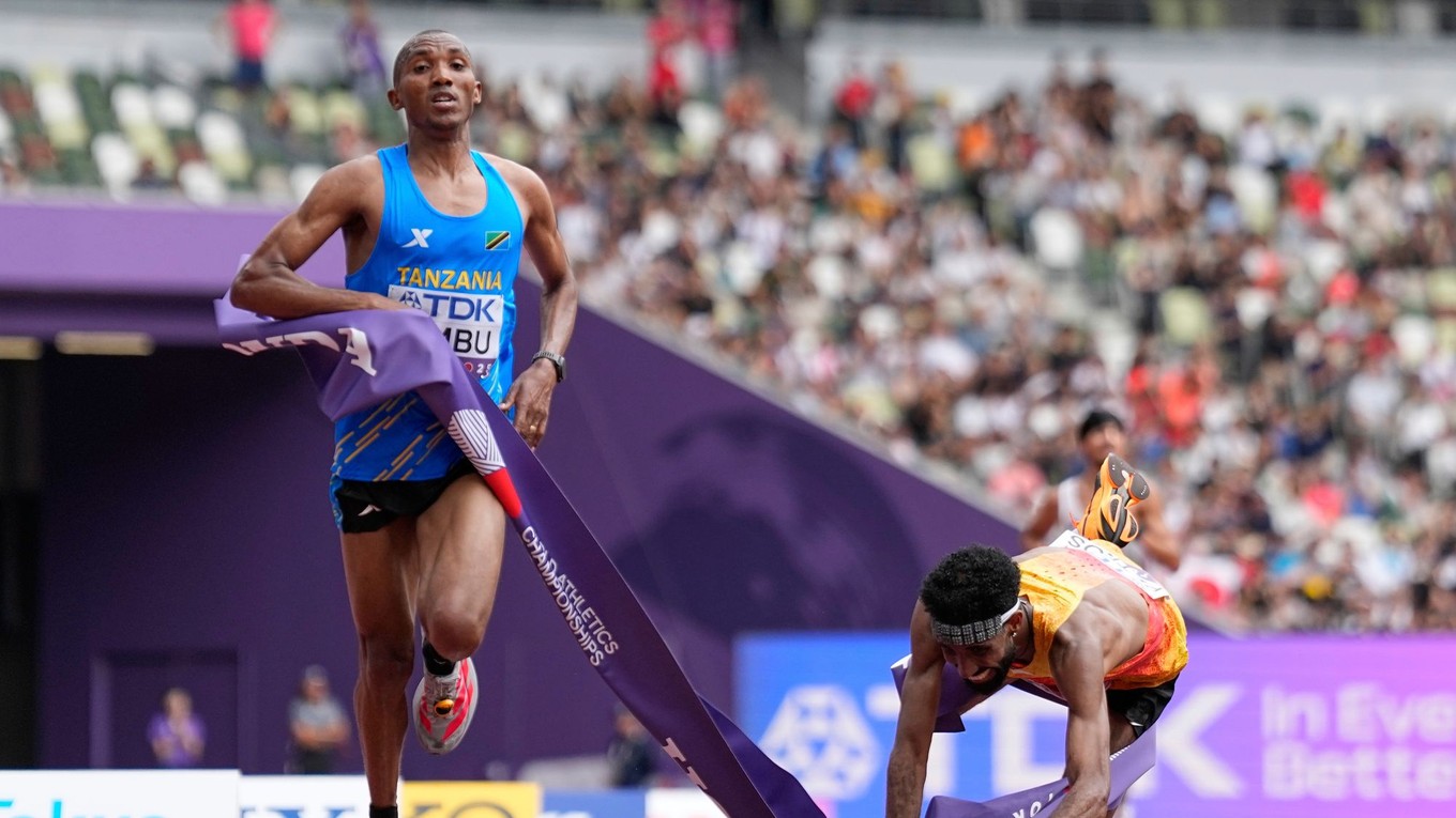 Alphonce Felix Simbu vyhráva maratón tesne pred Amanalom Petrosom v Tokiu 2025.