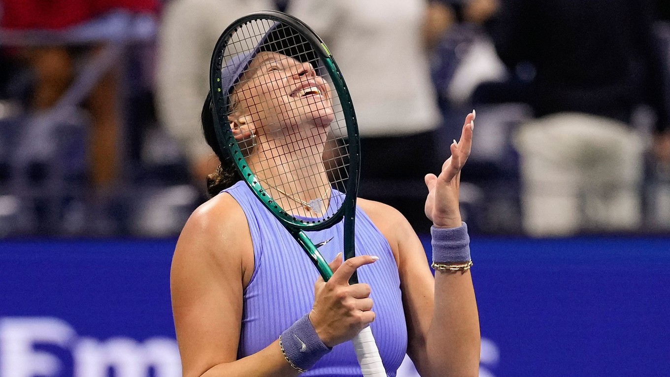 Americká tenistka Amanda Anisimovová reaguje po výhre nad Japonkou Naomi Osakovou v semifinále ženskej dvojhry na grandslamovom turnaji US Open 2025.