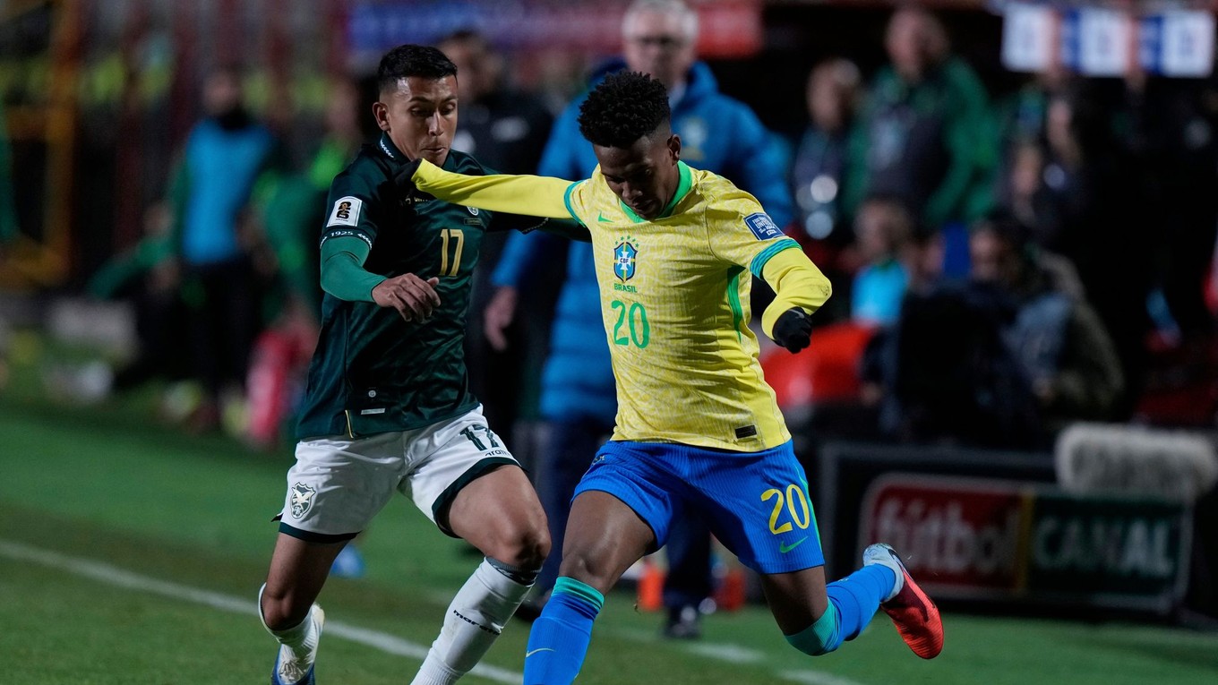 Brazílčan Estevao v súboji s protivníkom z Bolívie počas kvalifikácie MS vo futbale 2026.