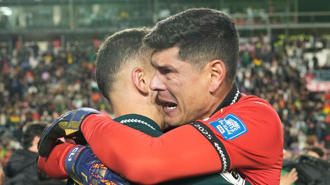 Brankár Bolívie Carlos Lampe (vpravo) objíma spoluhráča Luisa Haquina, keď oslavujú víťazstvo svojho tímu 1:0 nad Brazíliou na konci kvalifikačného zápasu MS 2026.