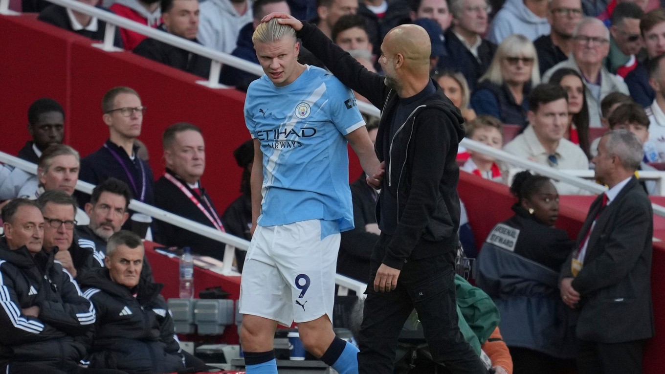 Pep Guardiola strieda Erlinga Haalanda v zápase s Arsenalom.