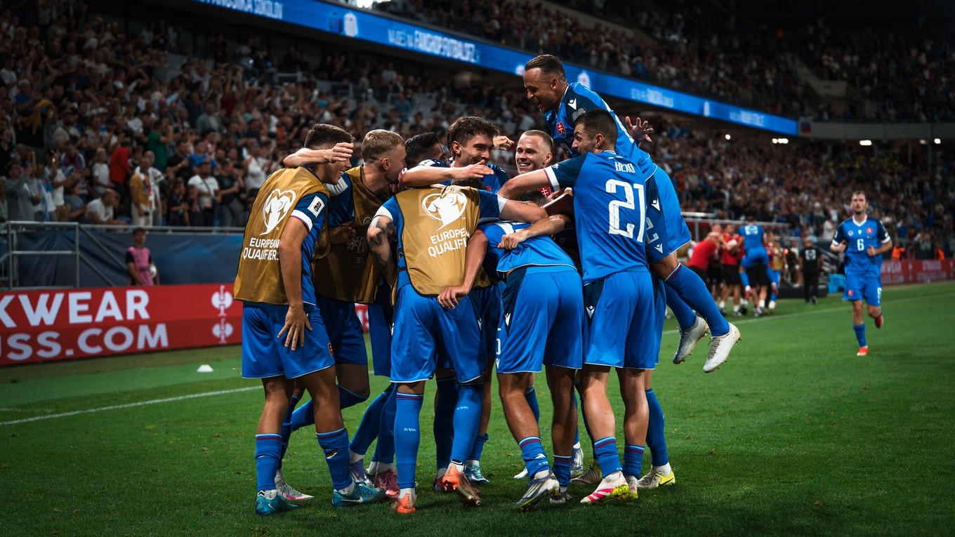 Radosť futbalistov Slovenska po strelení gólu v zápase Slovensko - Nemecko.