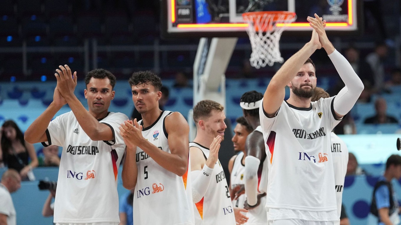 Nemeckí basketbalisti sa tešia z víťazstva.