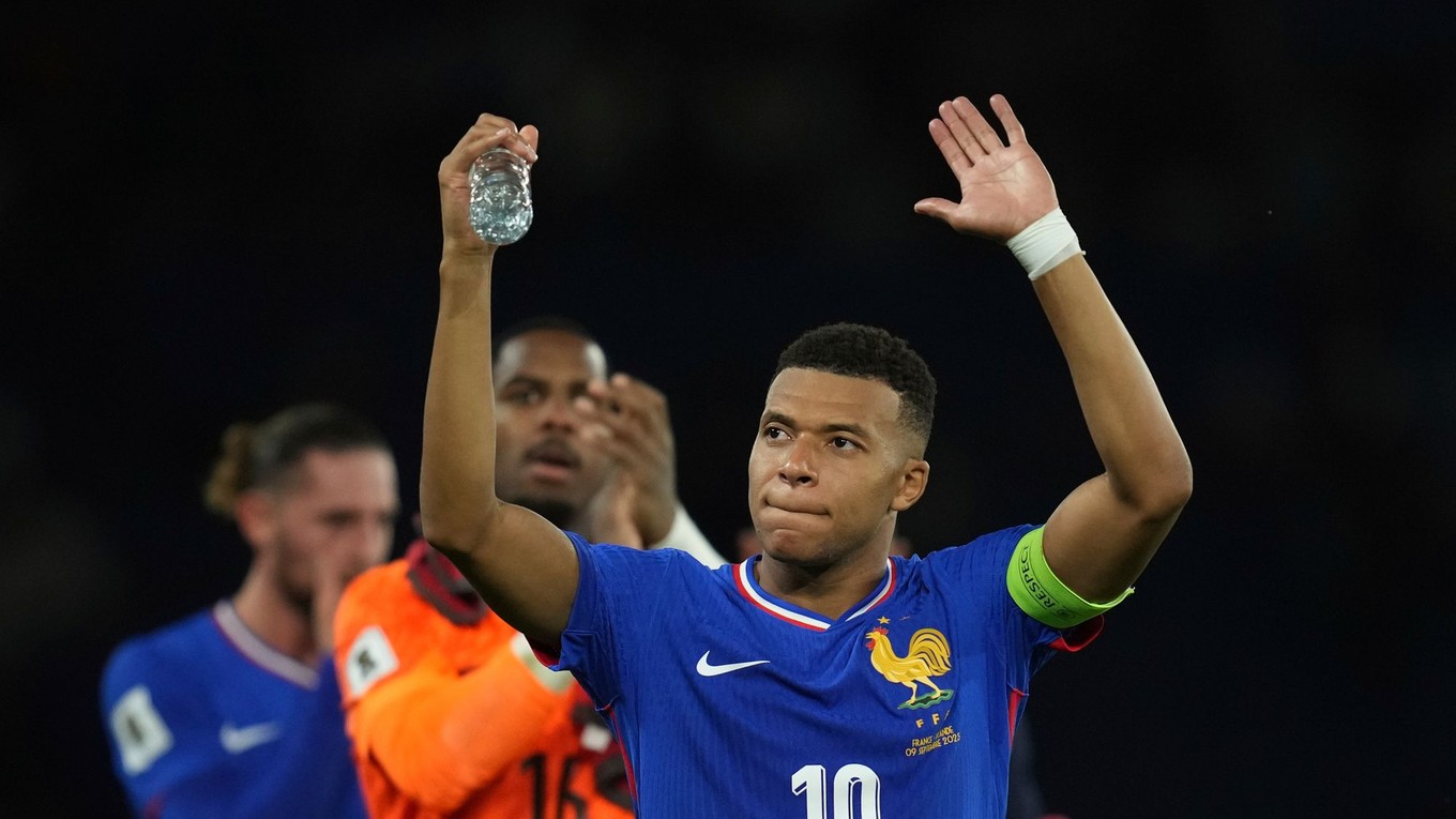 Kylian Mbappe oslavuje víťazstvo v kvalifikácii na MS 2026.