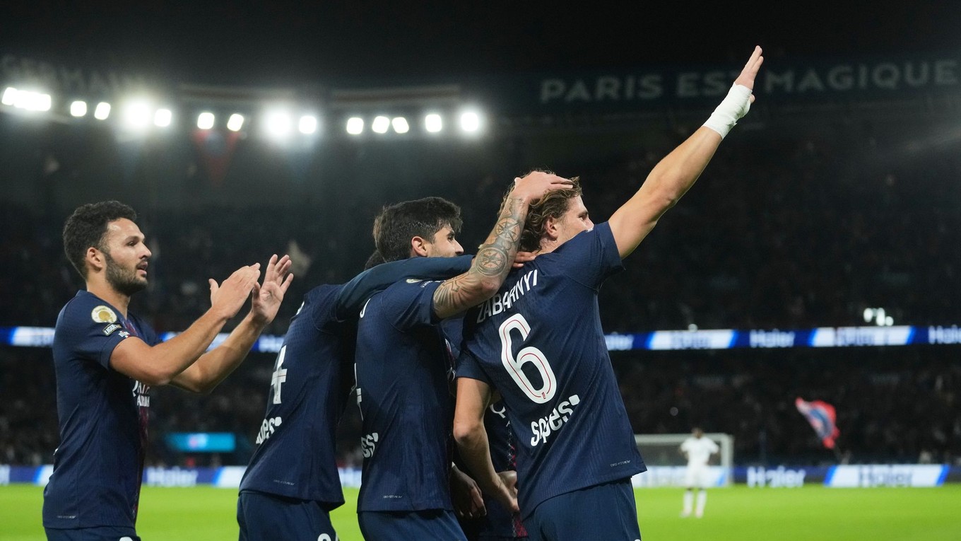 Vpravo futbalista PSG Illya Zabarnyi sa raduje po strelení úvodného gólu v zápase 6. kola francúzskej  Ligue 1 Paríž St. Germain - AJ Auxerre.