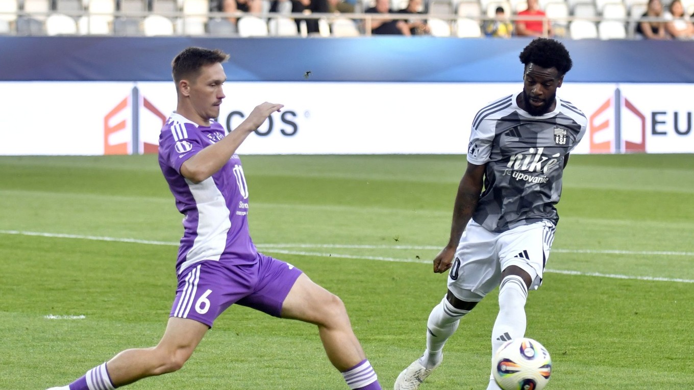 Dan Ožvolda (Komárno) a Zyen Jones (Košice) v zápase 7. kola futbalovej Niké ligy.
