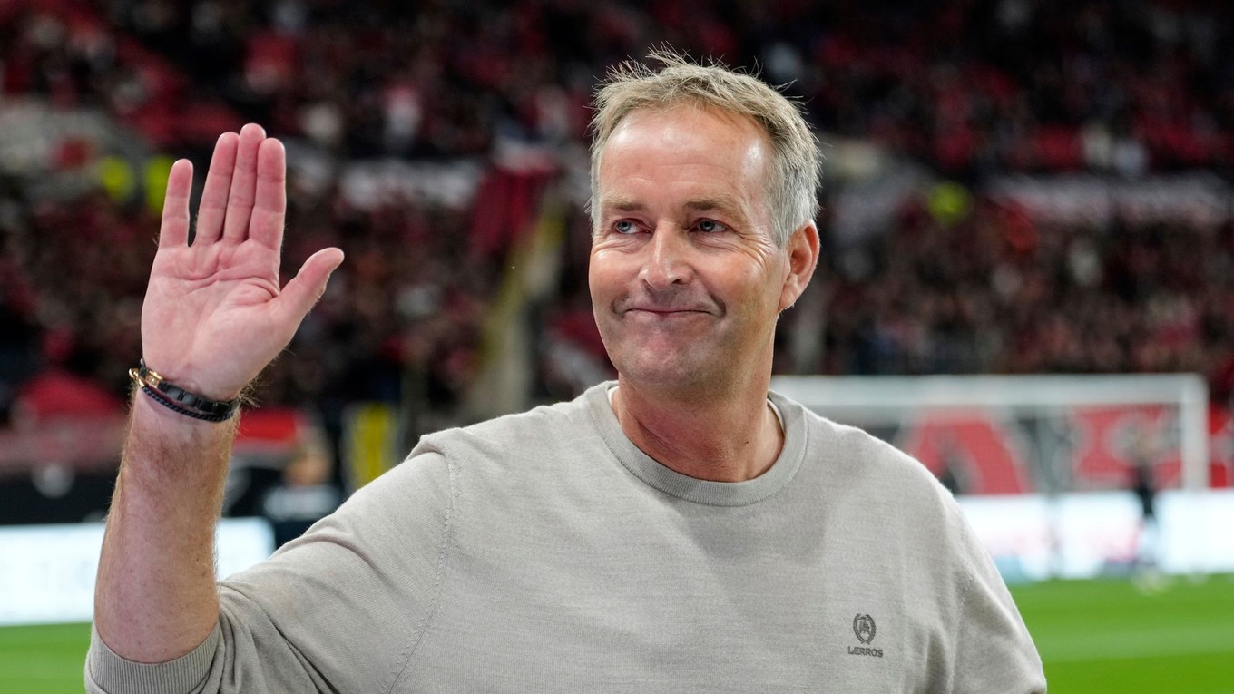 Nový tréner Leverkusenu Kasper Hjulmand máva svojim fanúšikom pred zápasom 3. kola nemeckej Bundesligy Bayer Leverkusen - Eintracht Frankfurt.