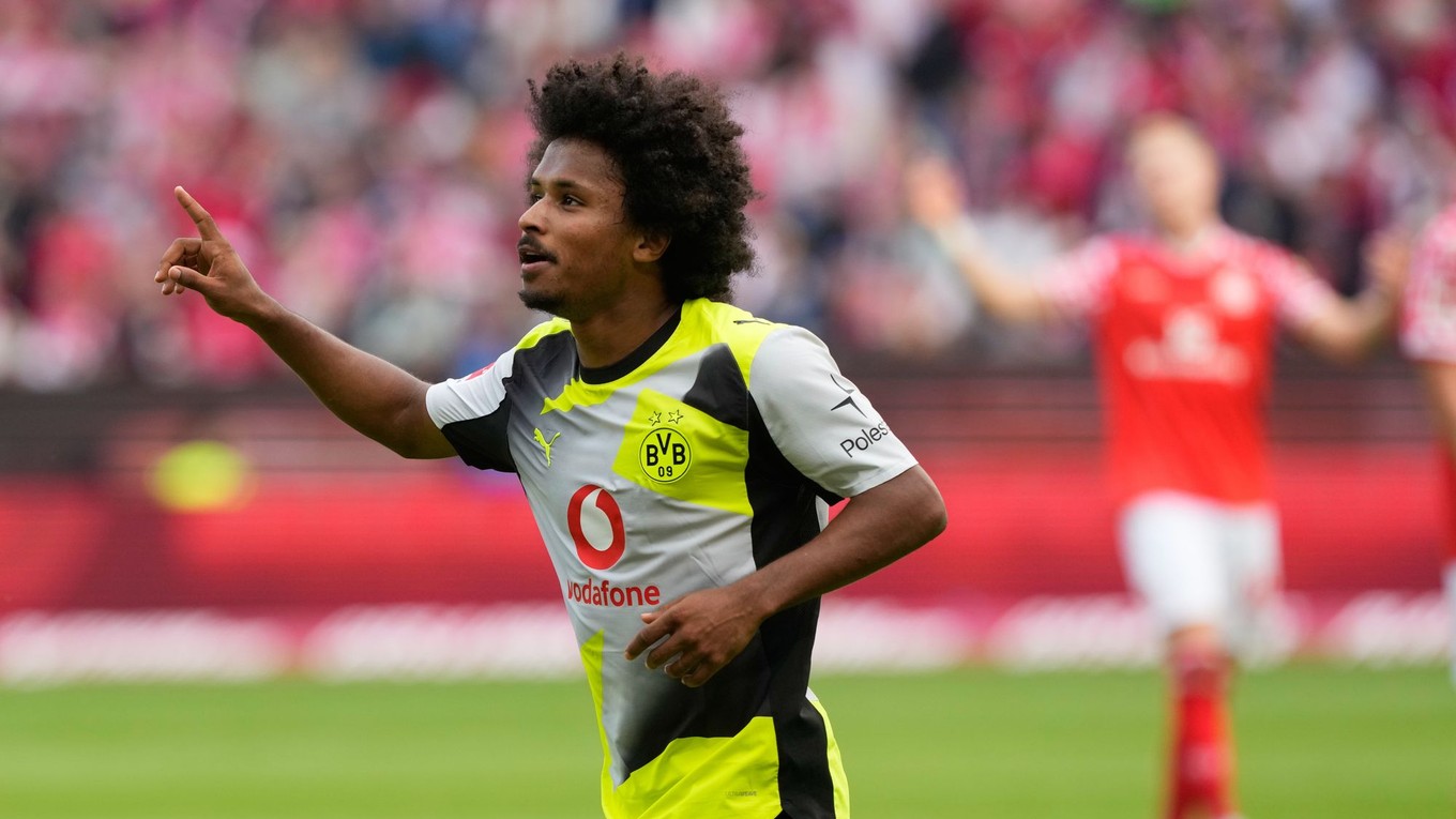 Karim Adeyemi oslavuje gól proti Mainzu.