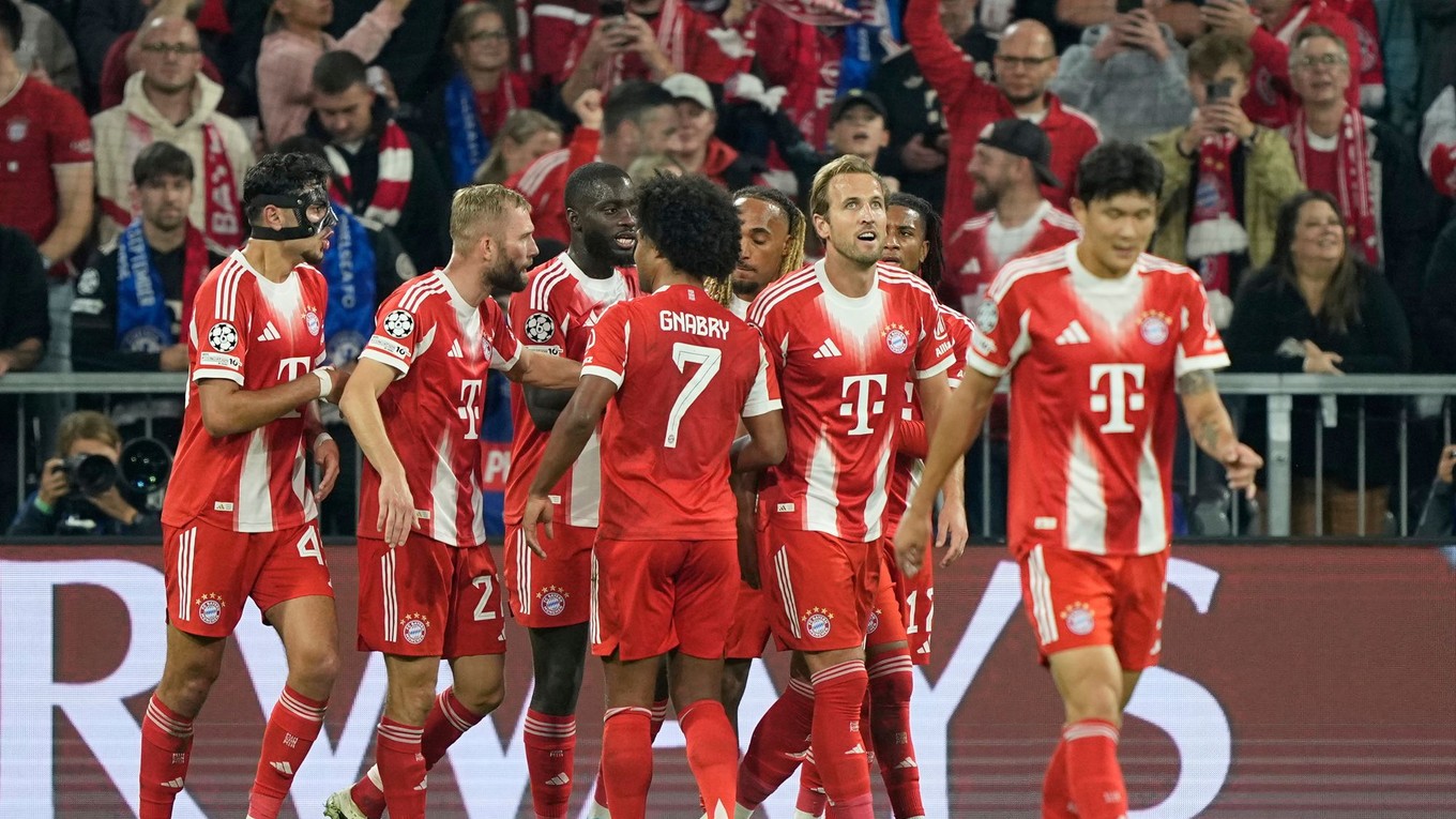Hráč Bayernu Mníchov Harry Kane (druhý vpravo) sa raduje z gólu so spoluhráčmi počas zápasu 1. kola ligovej fázy Ligy majstrov Bayern Mníchov - FC Chelsea.