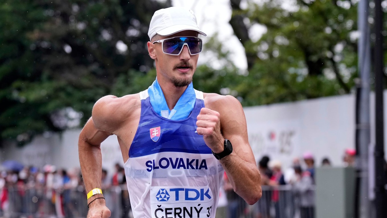 Dominik Černý počas chôdze na 35 km na MS v atletike 2025.