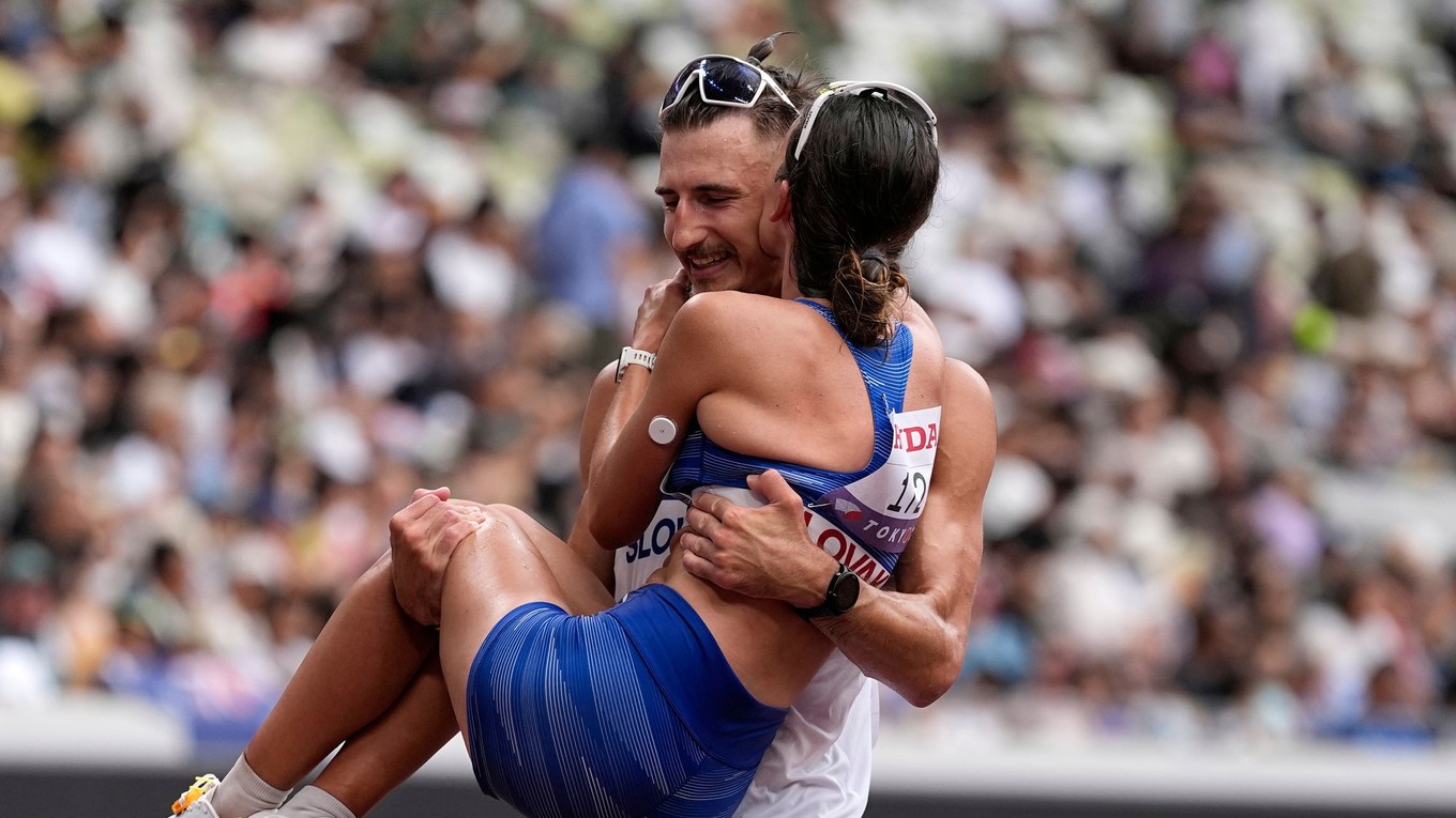 Dominik Černý gratuluje Hane Burzalovej v cieli chôdze na 35 km na MS v Tokiu.