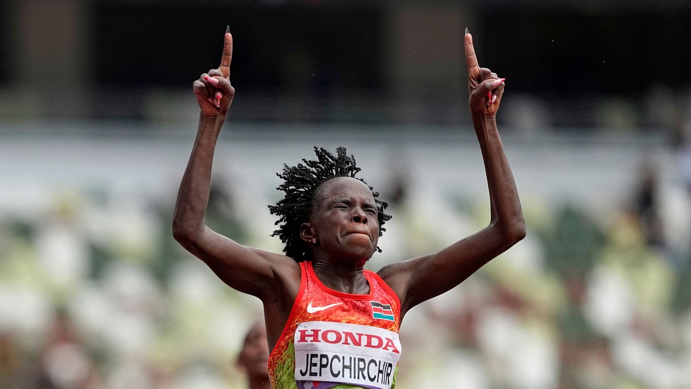 Peres Jepchirchirová oslavuje víťazstvo v maratóne na MS v Tokiu 2025.