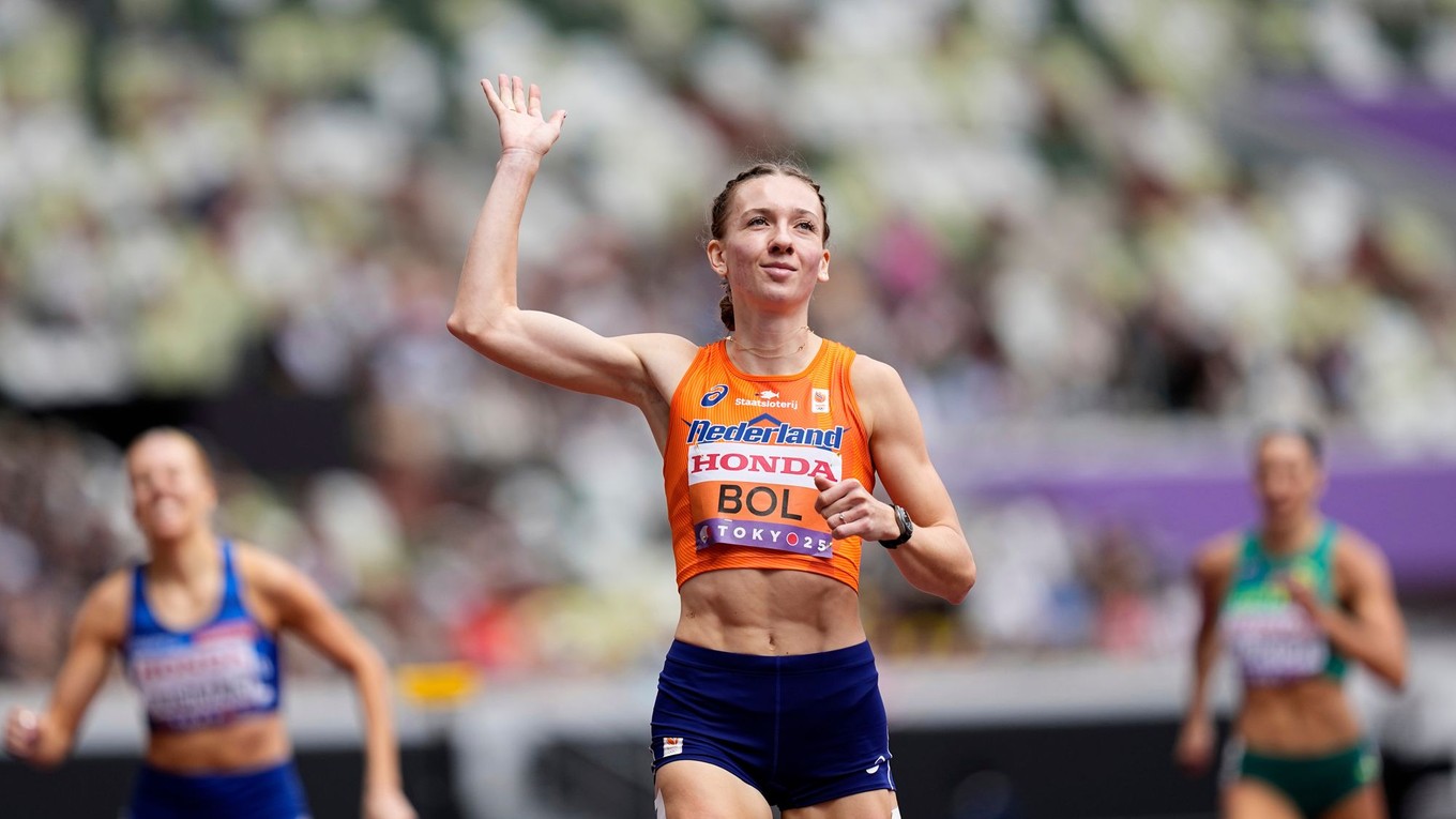 Femke Bolová po výhre v rozbehu žien na 400 metrov cez prekážky na MS v Tokiu.