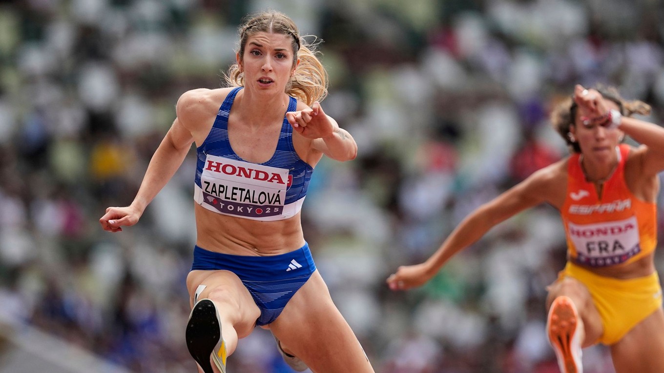 Emma Zapletalová počas behu na 400 m prekážky v rozbehu na MS v Tokiu 2025. 
