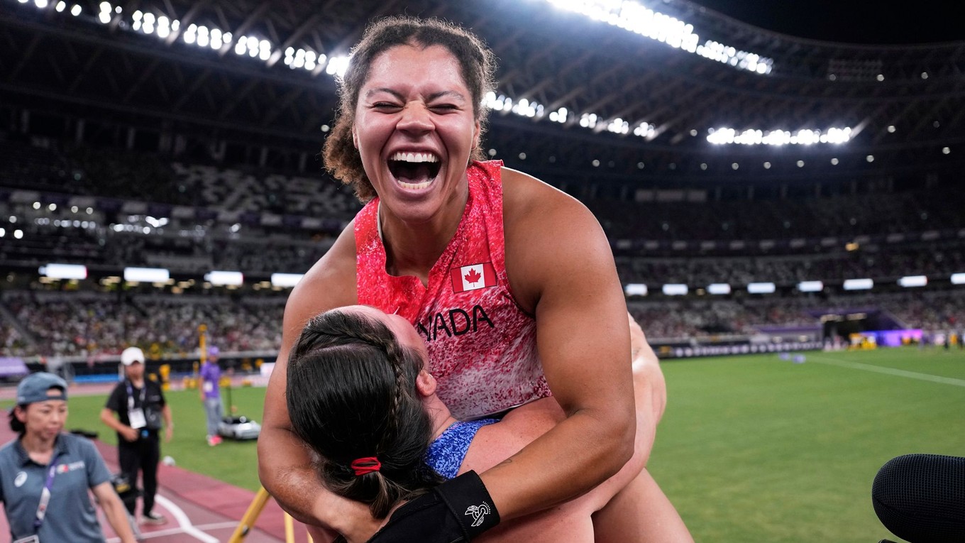 Camryn Rogersová oslavuje zisk zlatej medaily na MS 2025