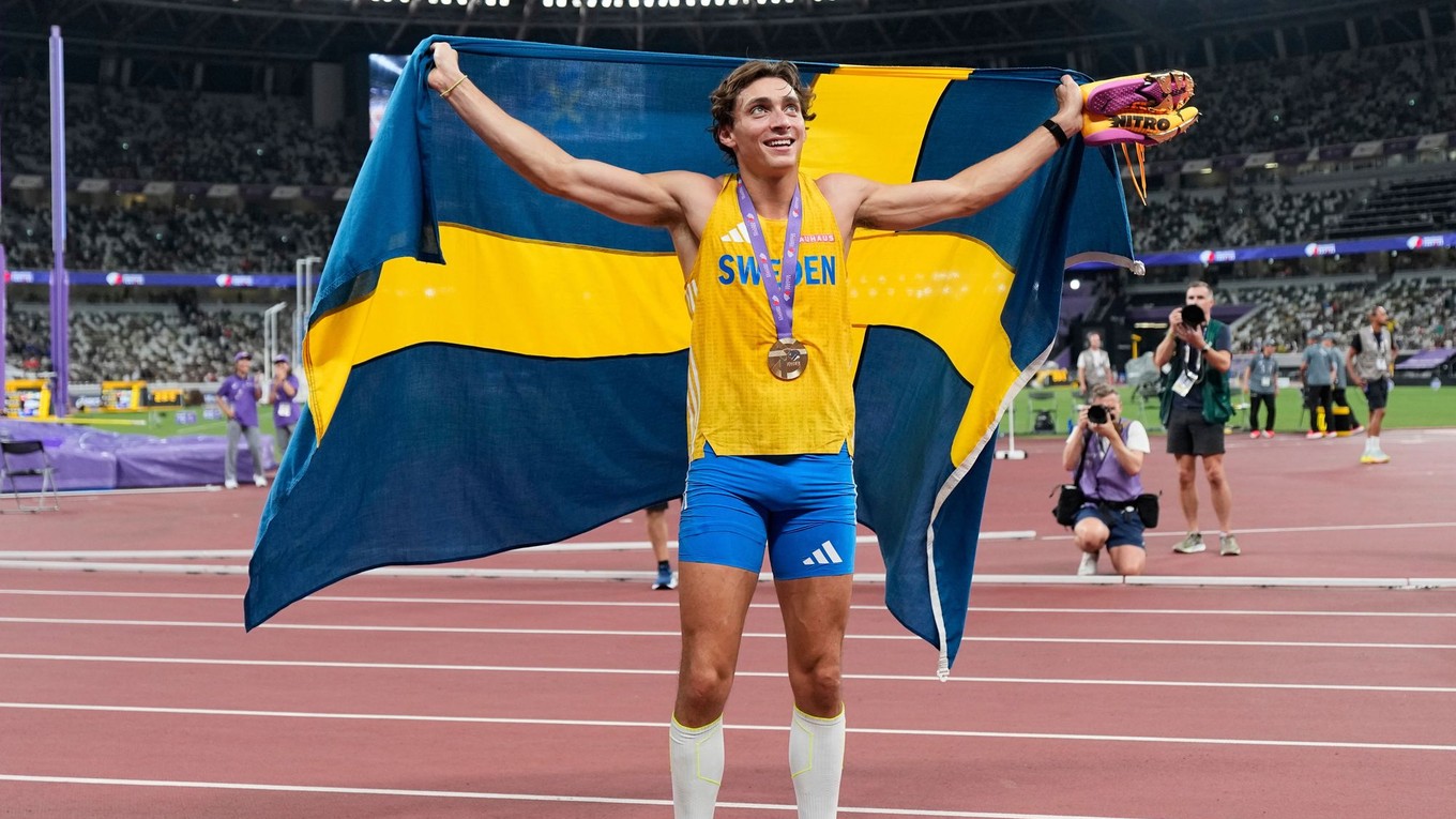 Švédsky atlét Armand Duplantis pózuje so zlatou medailou po prekonaní svetového rekordu.