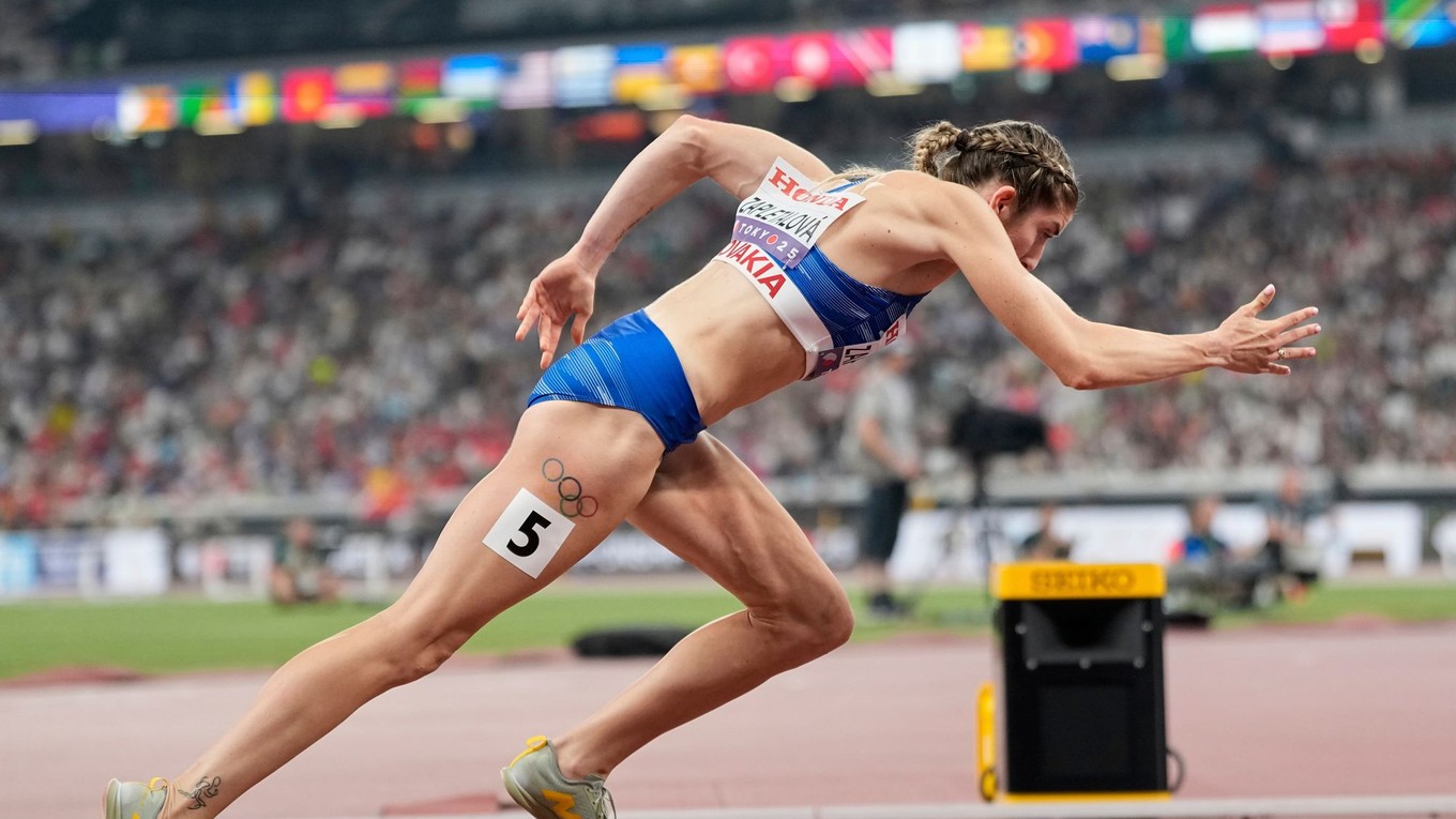 Slovenská bežkyňa Emma Zapletalová počas štartu semifnálového behu na 400 metrov cez prekážky na atletických MS v Tokiu.