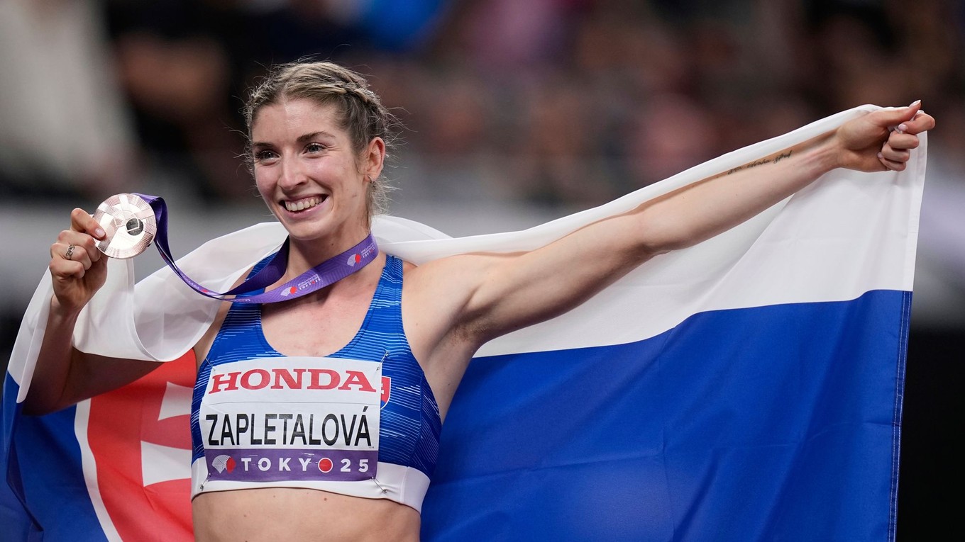 Emma Zapletalová s bronzovou medailou po finále na 400 m cez prekážky na MS v Tokiu.
