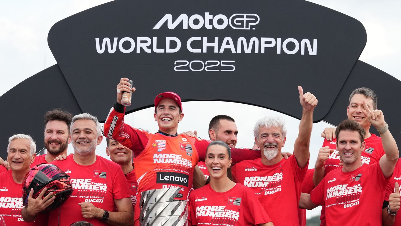 Španiel Marc Marquez oslavuje titul majstra sveta v MotoGP.