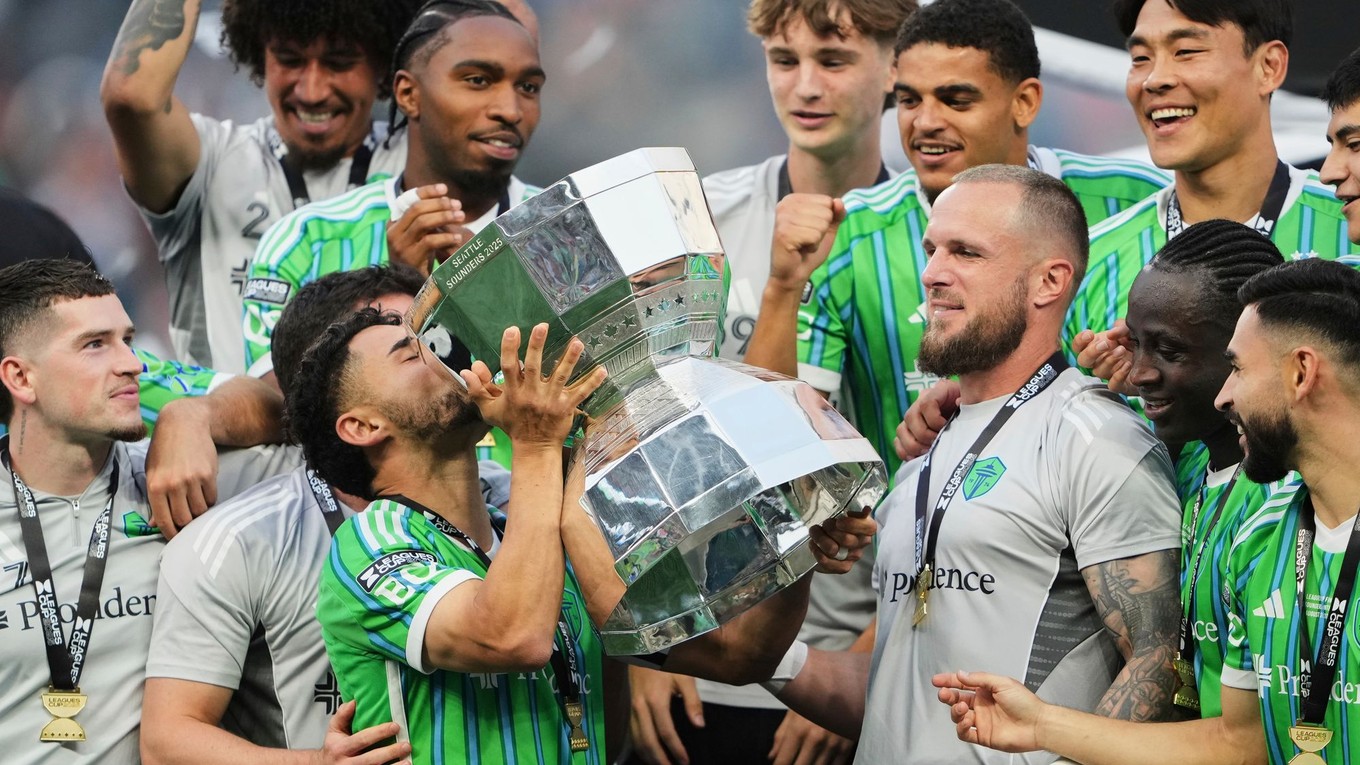 Hráči Seattle Sounders zvdíhajú trofej Leagues Cup 2025.