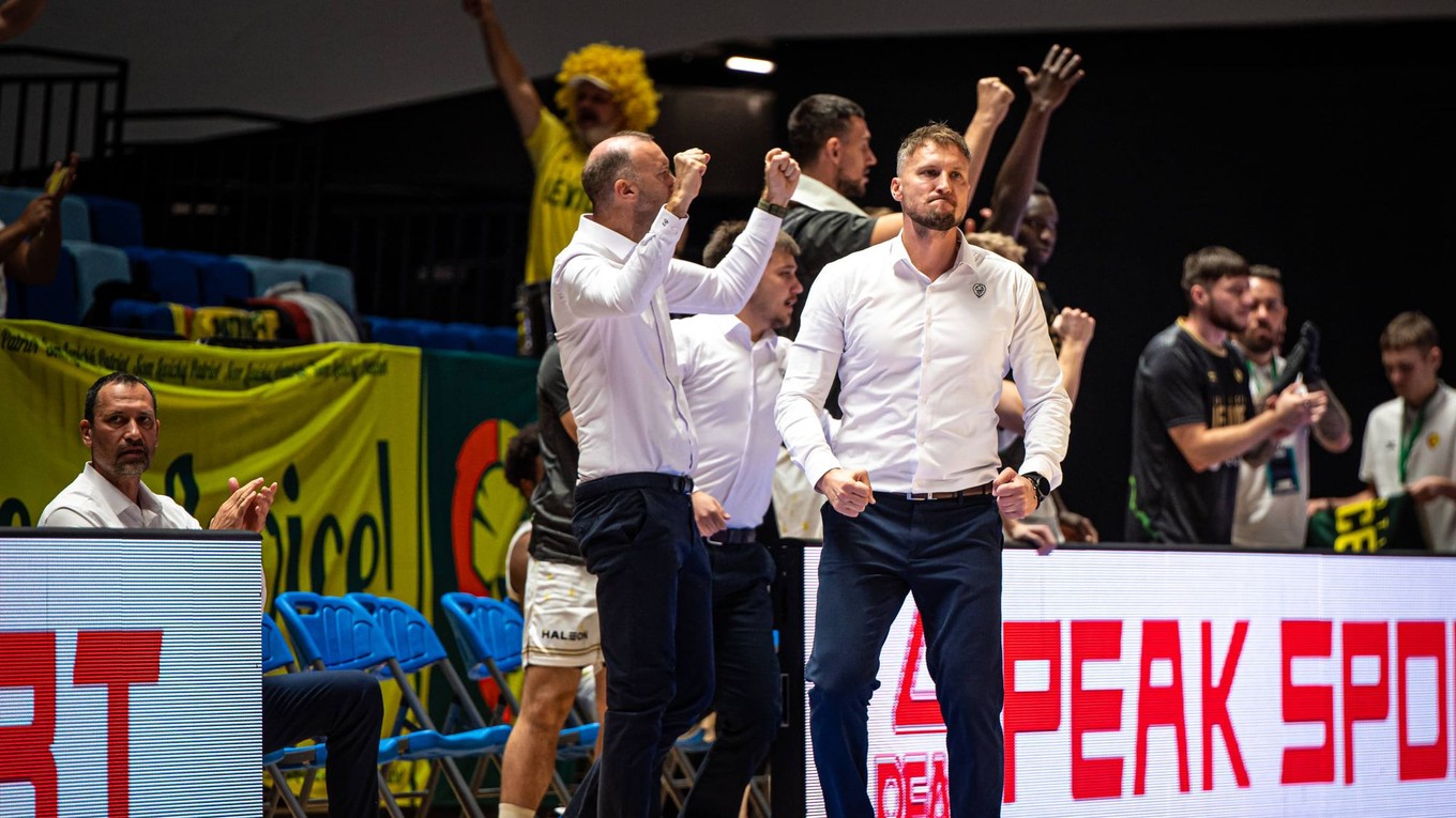 Patrioti Levice s hlavným trénerom Michalom Madzinom. 