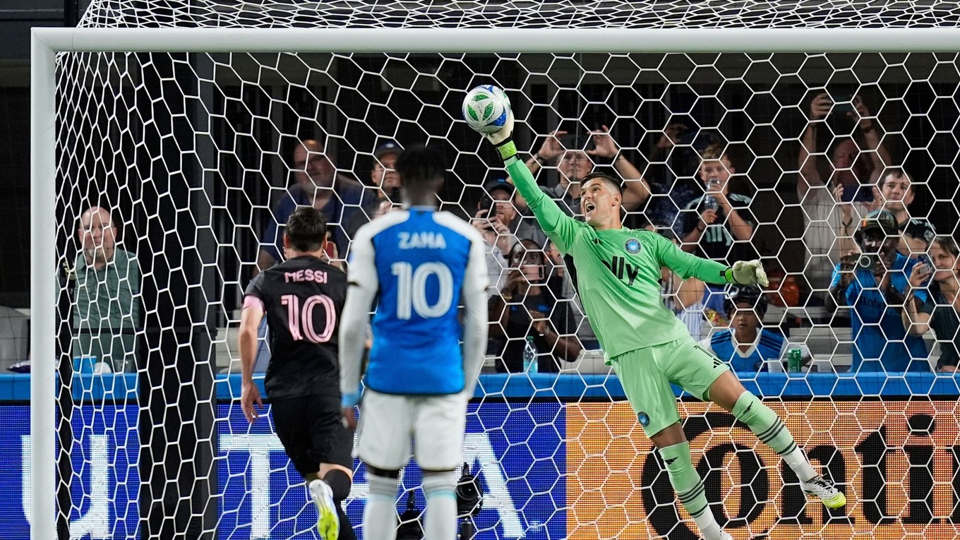 Kristijan Kahlina chytá penaltu Lionela Messiho v zápase Charlotte - Inter Miami v MLS.
