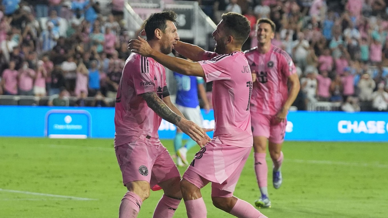 Futbalista Interu Miami Jordi Alba (uprostred) sa teší z gólu, ktorý strelil Lionel Messi (vľavo) v zápase zámorskej MLS Inter Miami - Seattle Sounders.