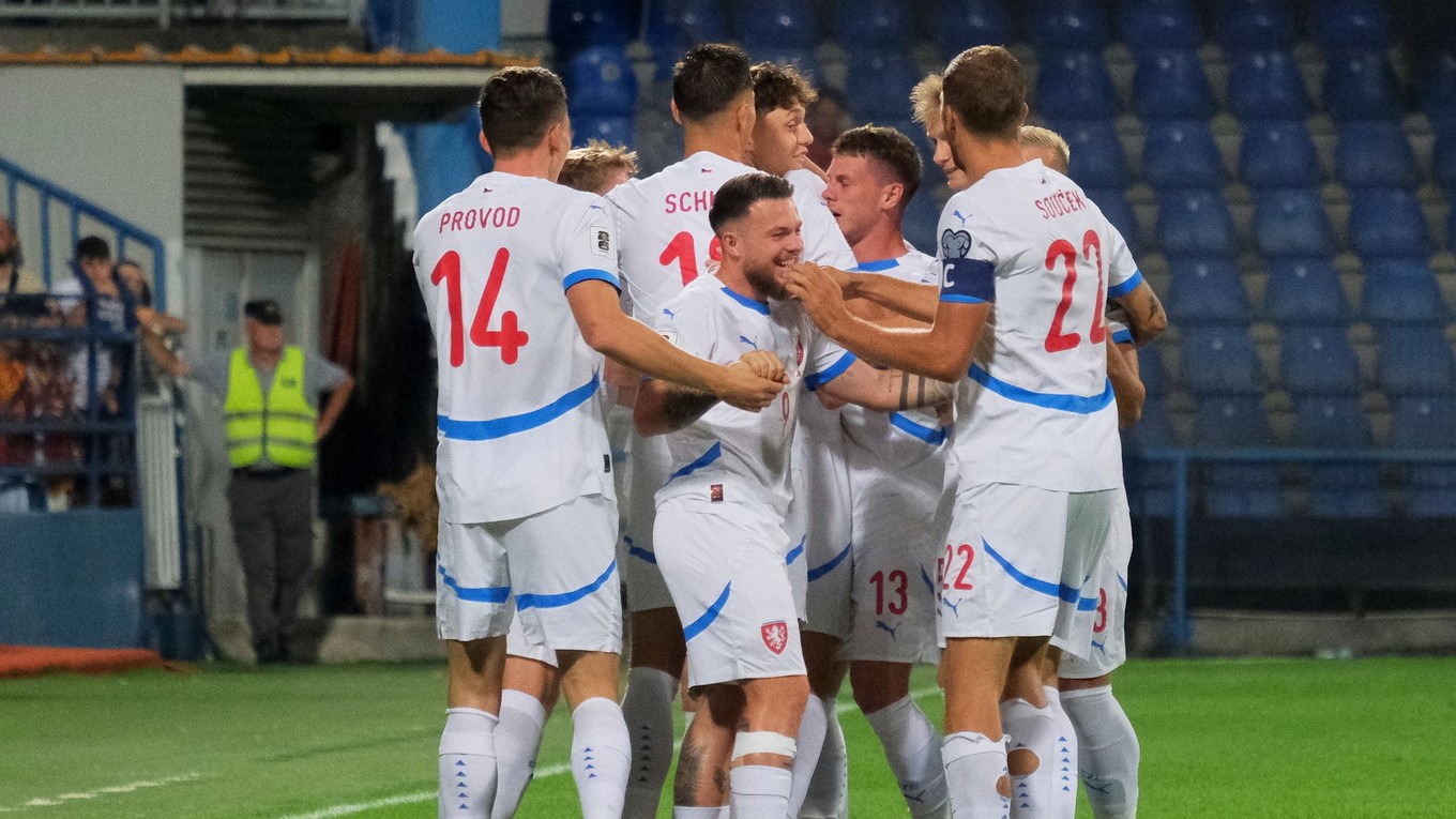 Českí hráči oslavujú po góle.