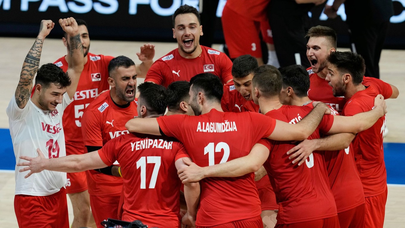 Tureckí volejbalisti oslavujú víťazstvo.