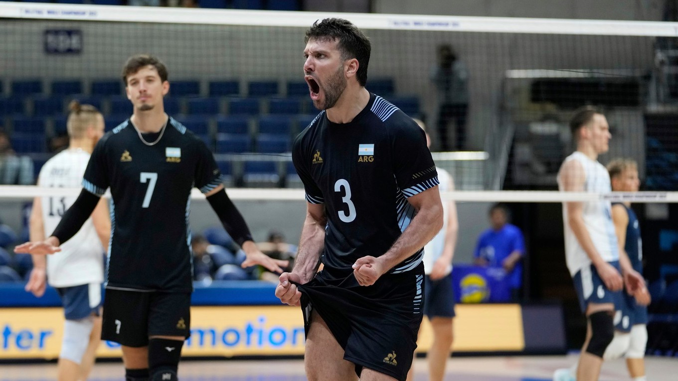 Volejbalisti Argentíny oslavujú zisk bodu.