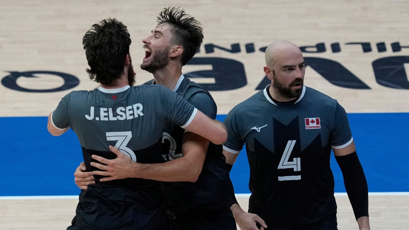 Radosť Kanady po víťazstve nad Japonskom na MS vo volejbale 2025.