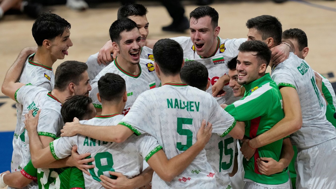 Hráči Bulharska oslavujú triumf nad Portugalskom v osemfinále MS vo volejbale 2025.