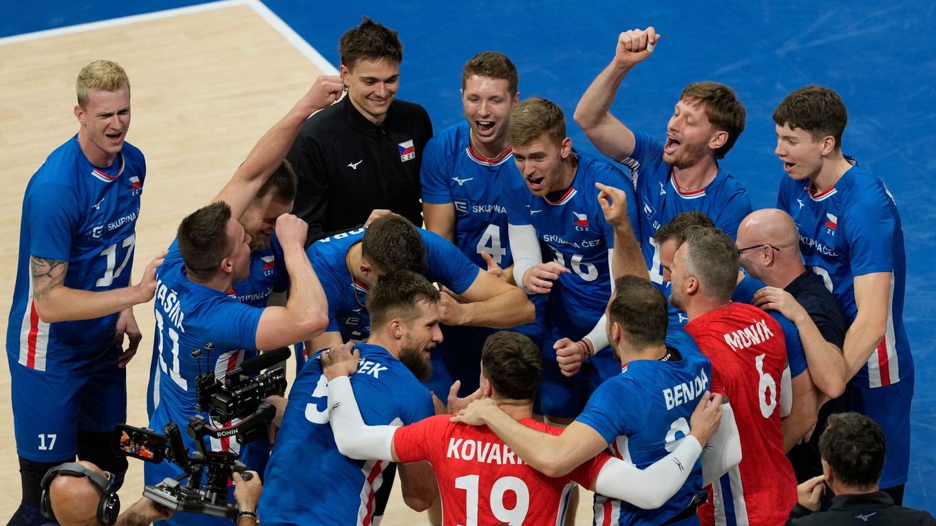 Českí volejbalisti oslavujú postup do štvrťfinále MS.