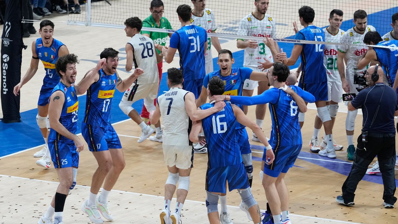 Volejbalisti Talianska oslavujú víťazstvo nad Bulharskom vo finále MS 2025.