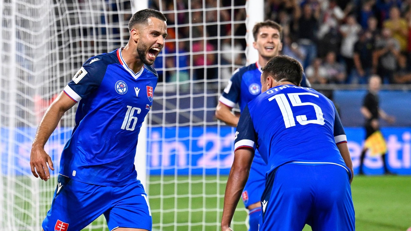 Dávid Hancko (vľavo) oslavuje gól so spoluhráčmi.