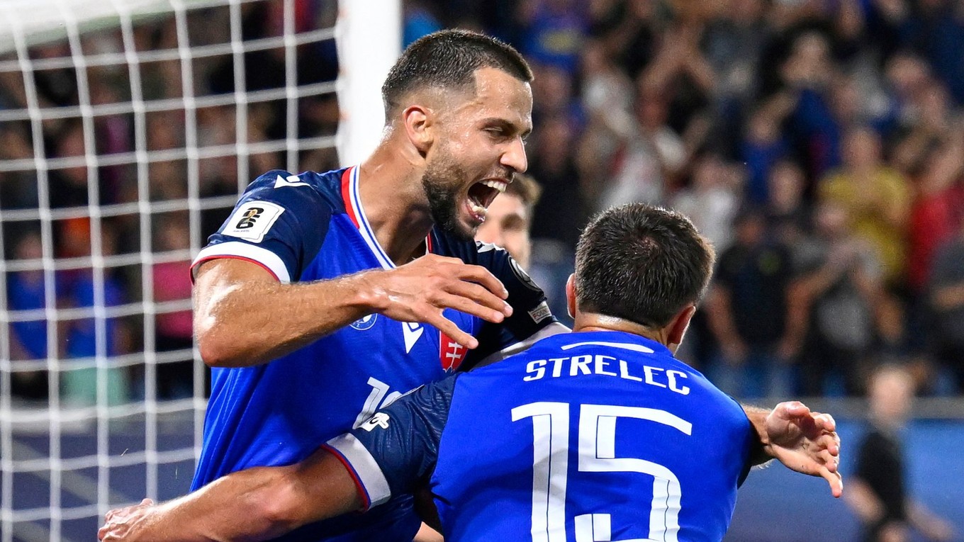 Dávid Hancko oslavuje spolu s Davidom Strelcom gól proti Nemecku.