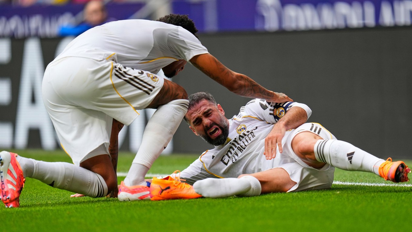 Dani Carvajal v bolestiach leží na trávniku.