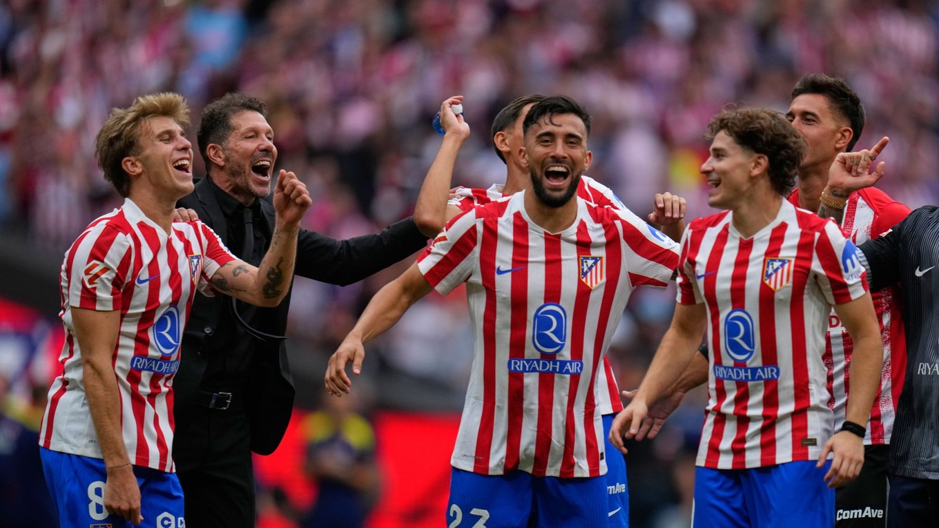 Futbalisti Atlética Madrid oslavujú víťazstvo.