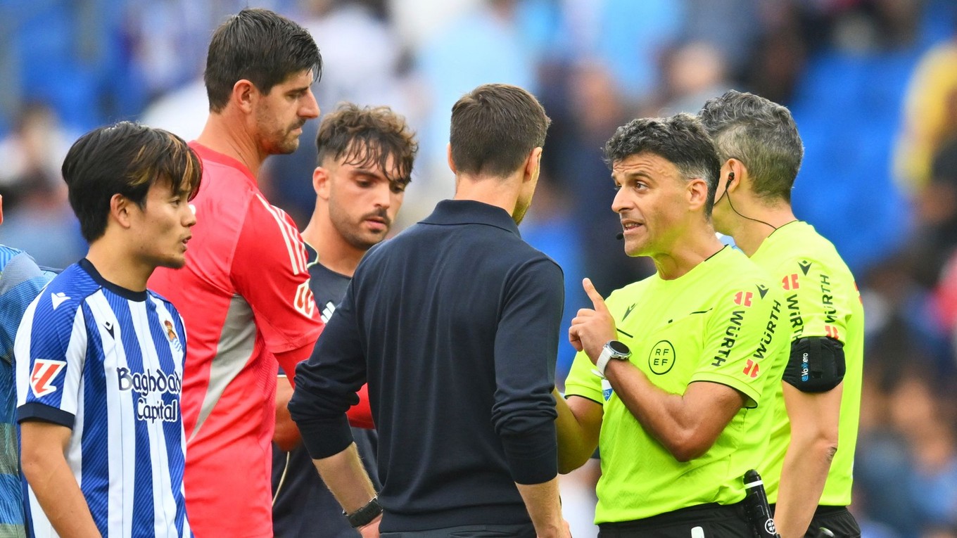 Tréner Realu Madrid Xabi Alonso (uprostred) sa rozpráva s rozhodcom Jesusom Gilom.