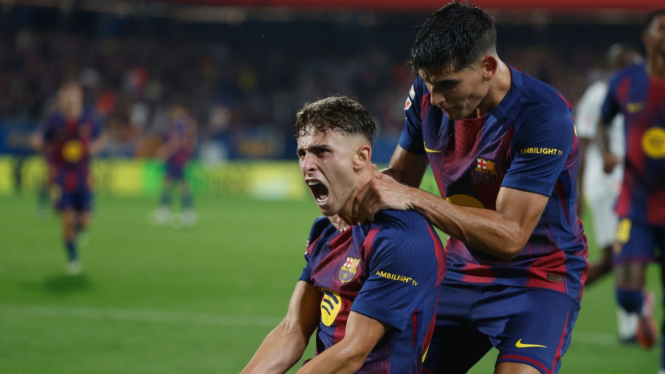 Fermin Lopez oslavuje spolu s Gerardom Martinom gól proti Valencii.