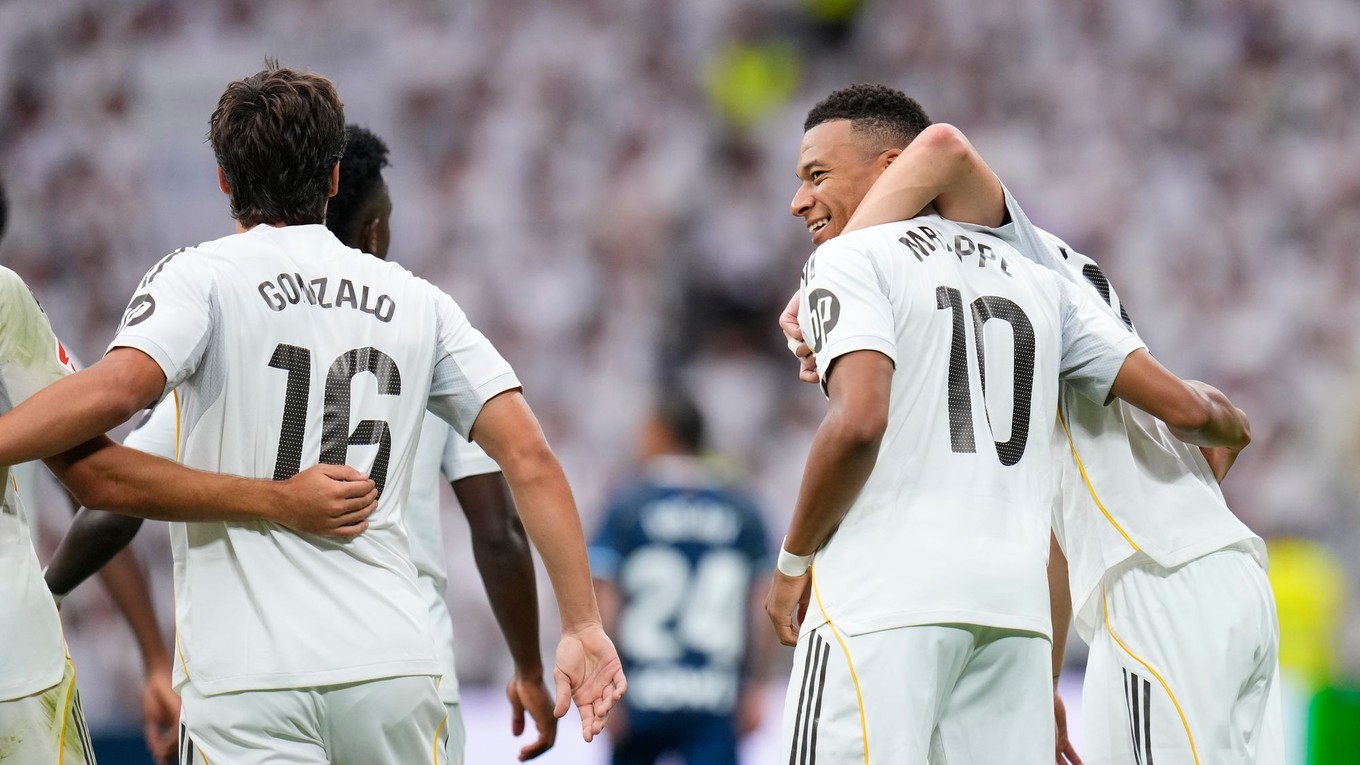 Futbalista Realu Madrid Kylian Mbappé (druhý sprava) sa teší so spoluhráčmi z gólu v zápase 5. kola španielskej La Ligy Real Madrid - Espanyol Barcelona.
