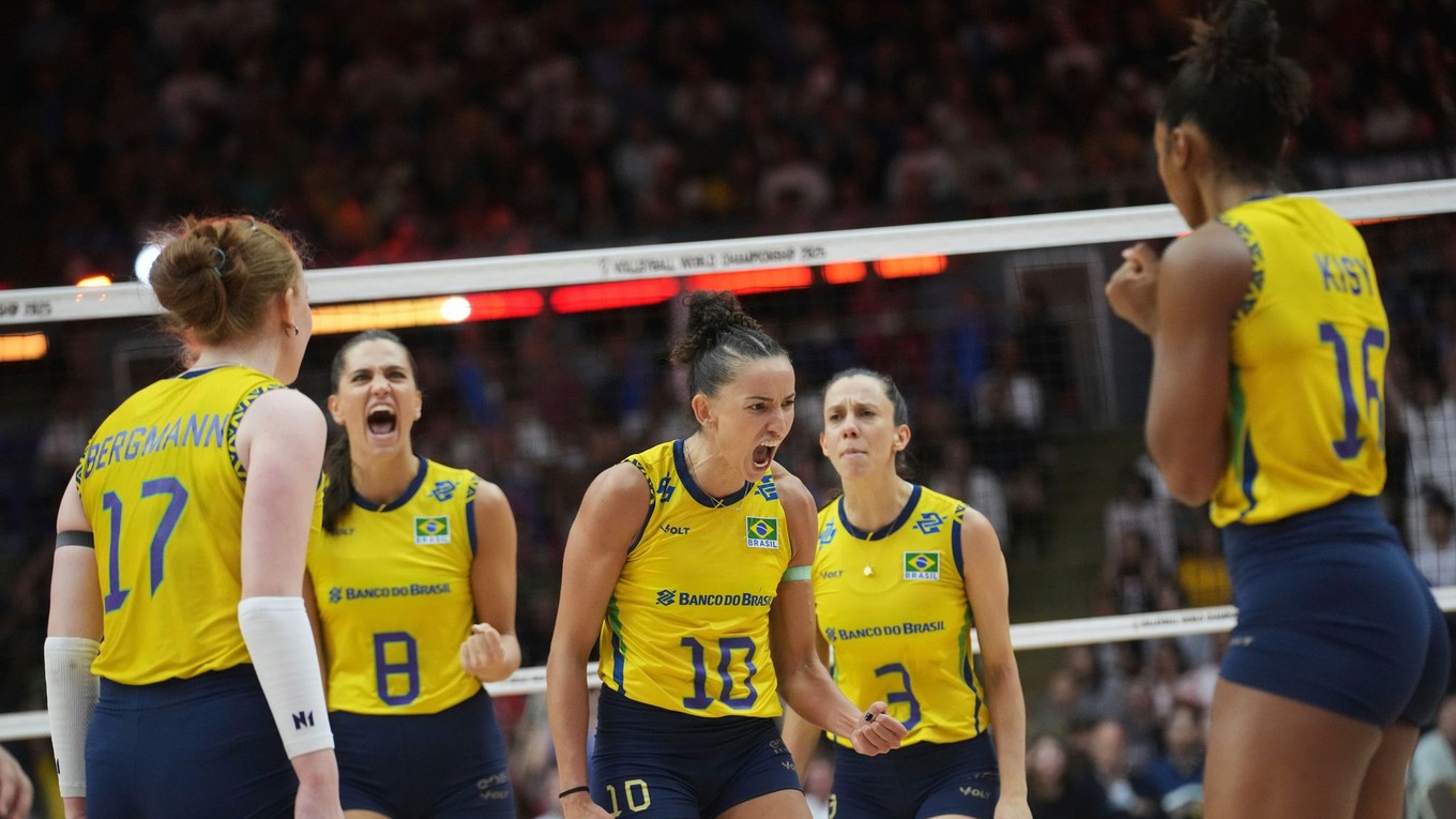 Brazílska hráčka Gabriela Bragová Guimaraesová (uprostred) reaguje so spoluhráčkami po bodovaní v zápase o bronz na majstrovstvách sveta vo volejbale žien 2025 Japonsko - Brazília.