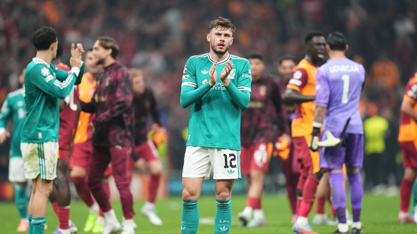 Conor Bradley v drese Liverpoolu.