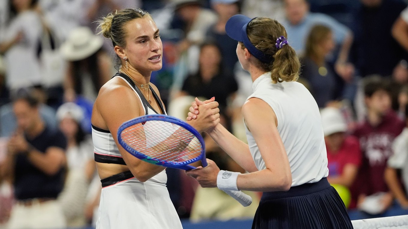 Aryna Sabalenková si podáva ruku s Cristinou Bucsovou.