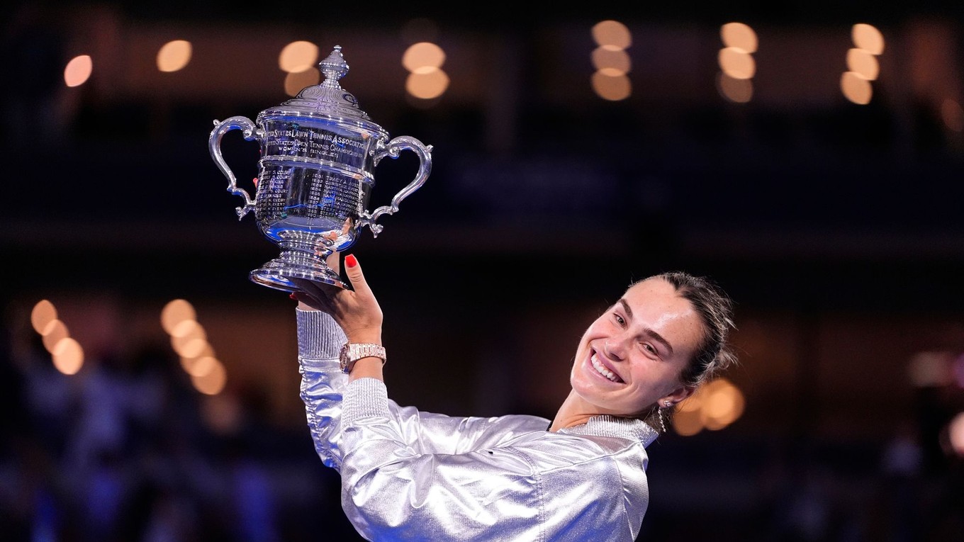 Bieloruská tenistka Aryna Sabalenková pózuje s trofejou po jej výhre nad Američankou Amandou Anisimovovou vo finále dvojhry žien na grandslamovom turnaji US Open.