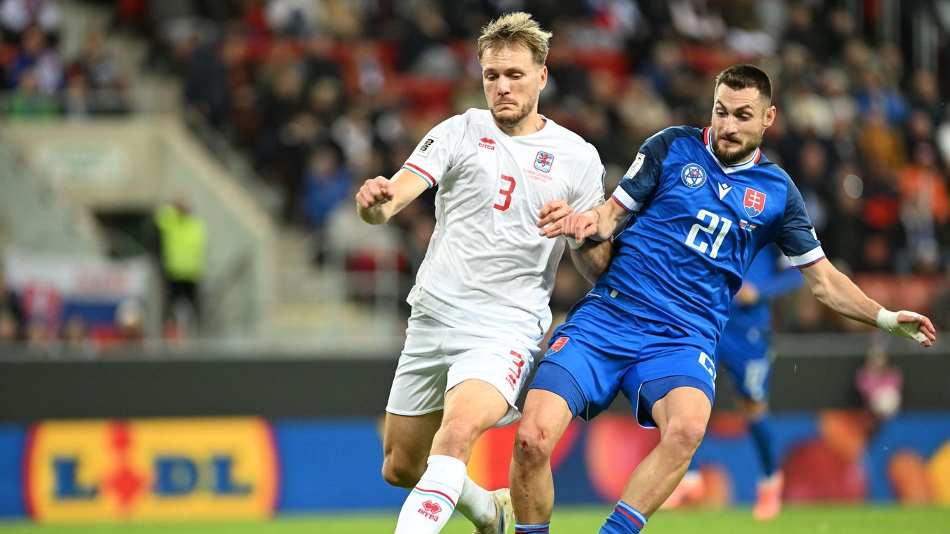 Hráč Slovenska Matúš Bero a hráč Luxemburska Enes Mahmutovic počas kvalifikačného zápasu na MS. 