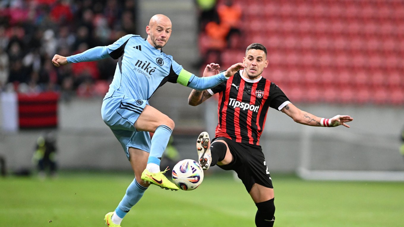 Hráč Trnavy Kristián Koštrna (vpravo) a kapitán Slovana Vladimír Weiss ml. v súboji o loptu.