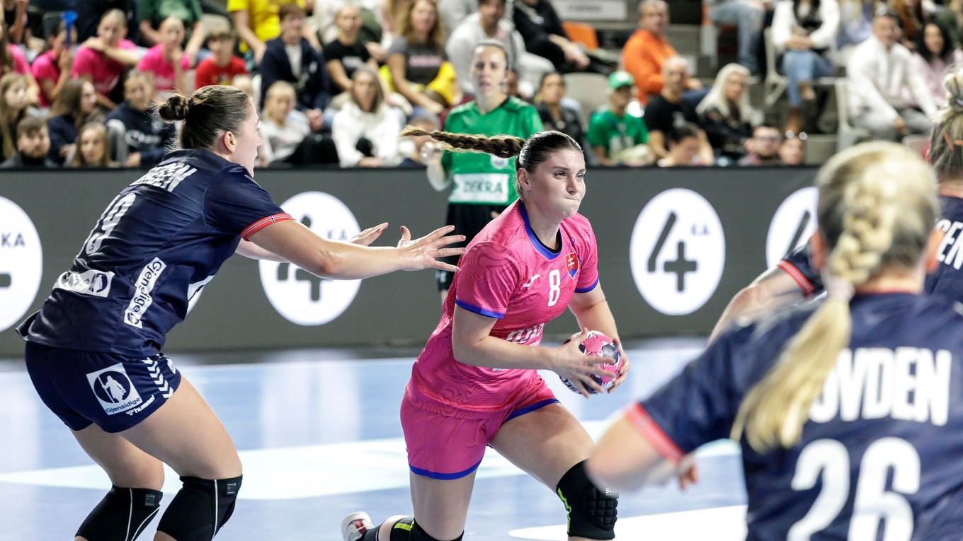 Zľava Helén Henriksenová (Nórsko), Diana Mária Vargová (Slovensko) a Emilie Margrethe Hovdenová (Nórsko) v druhom zápase 1. skupiny EHF Euro Cupu Slovensko - Nórsko.