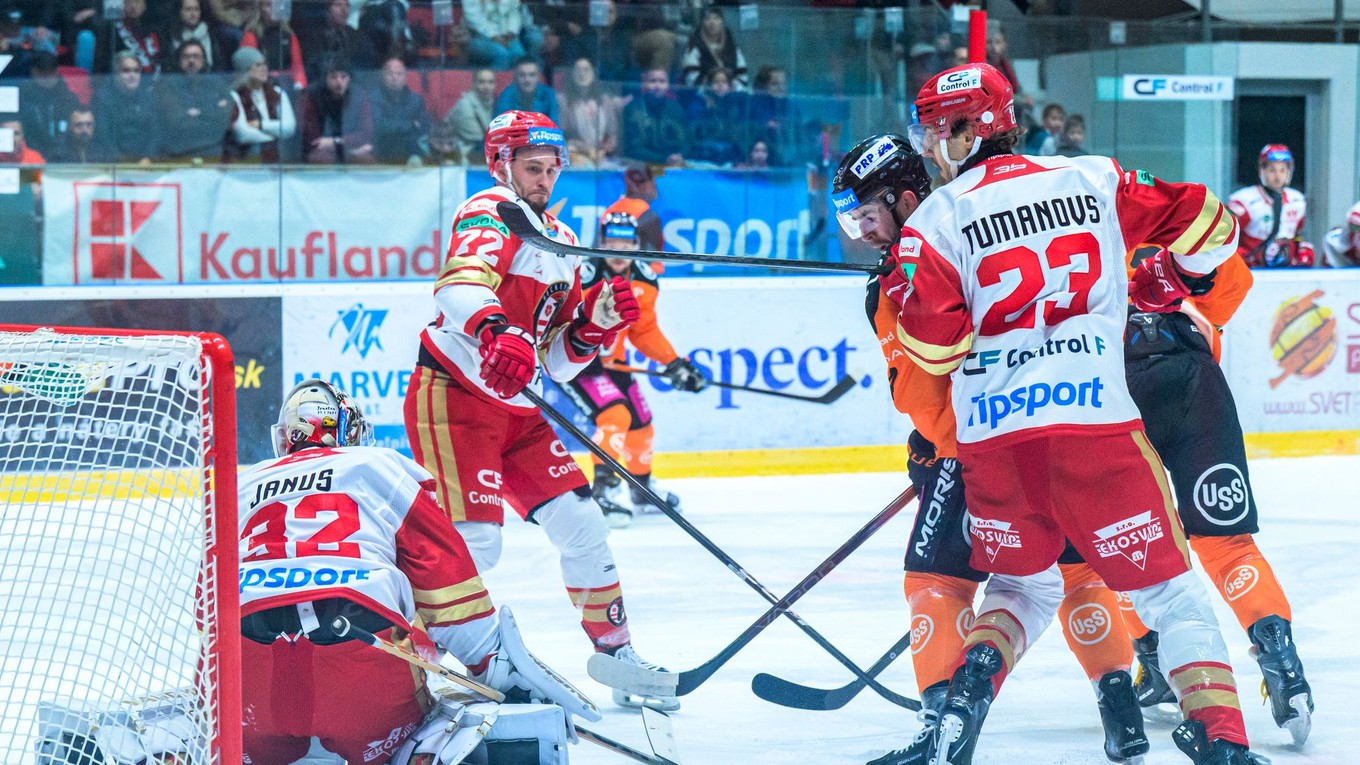 Na snímke zľava brankár Jaroslav Janus, Lukáš Kozák (obaja Prešov) a Miks Tumanovs (Prešov) počas zápasu 8. kola hokejovej Tipsport extraligy HC Prešov - HC Košice