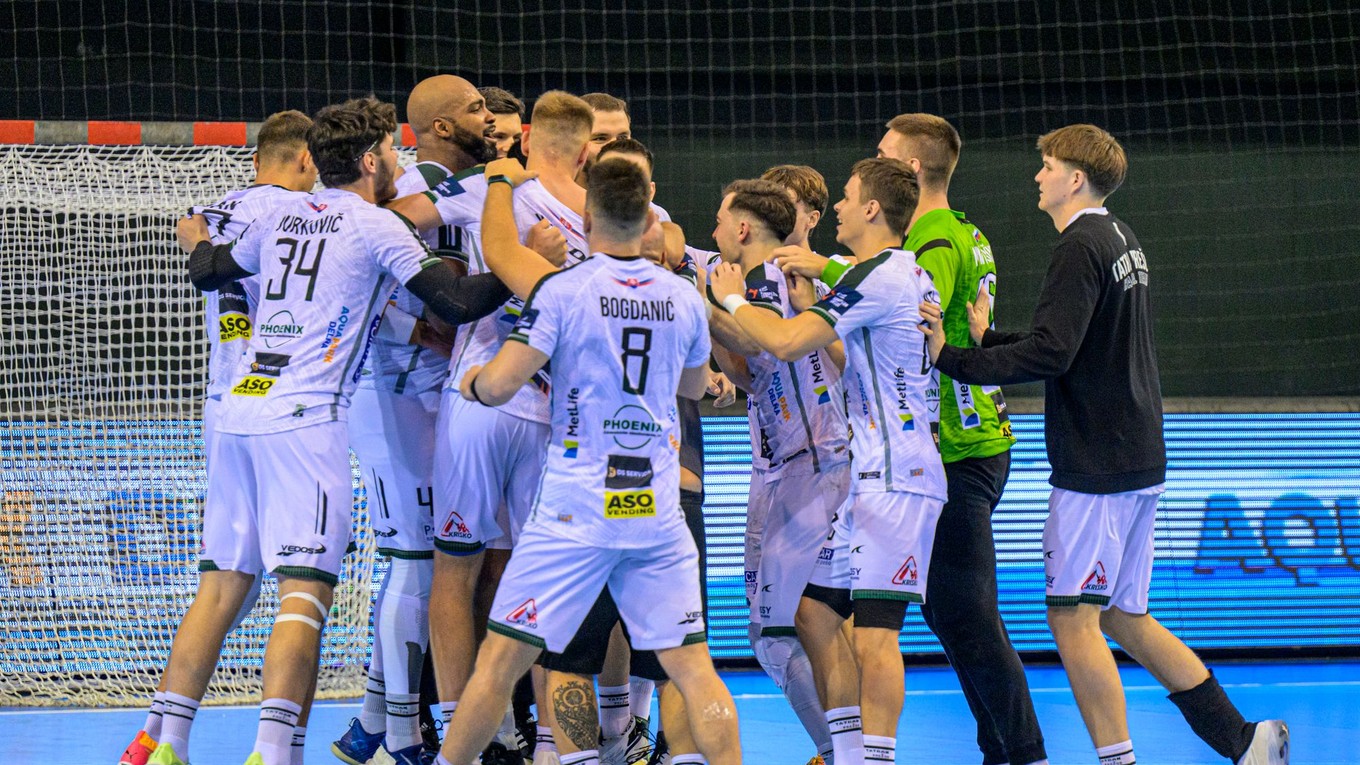 Hádzanári Tatrana Prešova sa tešia výhry.